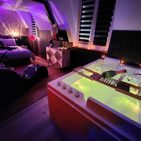 Caen, Tu M'Aimes - Suite Romantique Exterior photo
